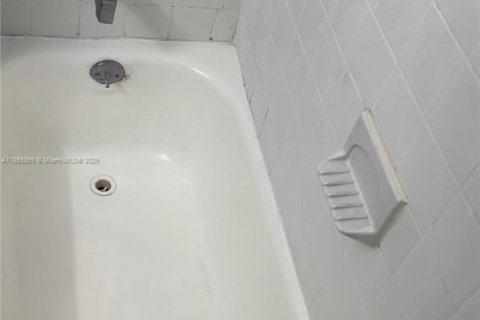 Copropriété à louer à Miami Beach, Floride: 51.1 m2 № 1887938 - photo 11