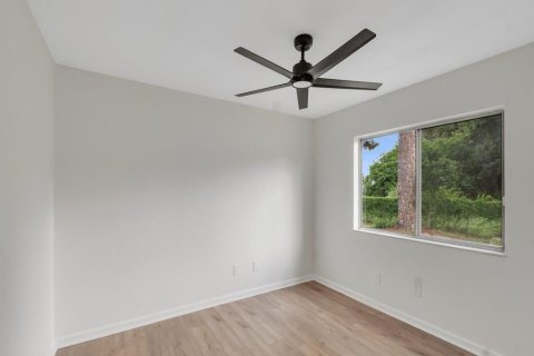 House in Port St. Lucie, Florida 3 bedrooms, 143.44 sq.m. № 2382521 - photo 24