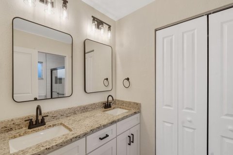 House in Port St. Lucie, Florida 3 bedrooms, 143.44 sq.m. № 2382521 - photo 8