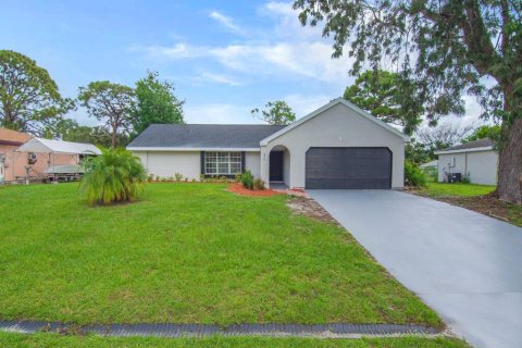 House in Port St. Lucie, Florida 3 bedrooms, 143.44 sq.m. № 2382521