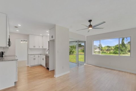 House in Port St. Lucie, Florida 3 bedrooms, 143.44 sq.m. № 2382521 - photo 5