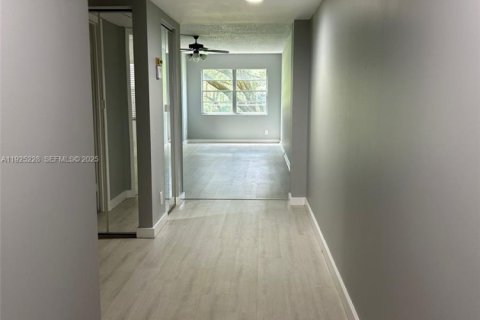 Condo in Pembroke Pines, Florida, 1 bedroom № 1985680 - photo 10