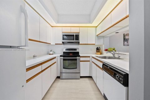 Condo in Pembroke Pines, Florida, 1 bedroom № 1985680 - photo 16