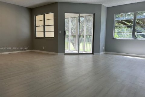 Condo in Pembroke Pines, Florida, 1 bedroom № 1985680 - photo 12