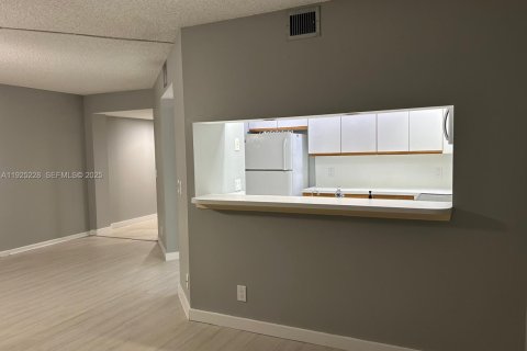 Condo in Pembroke Pines, Florida, 1 bedroom № 1985680 - photo 14