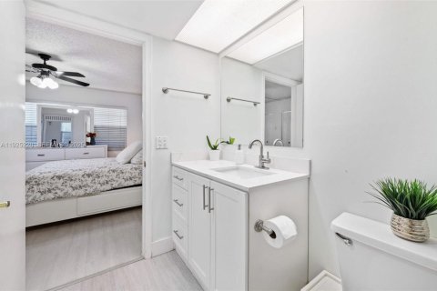 Condo in Pembroke Pines, Florida, 1 bedroom № 1985680 - photo 21