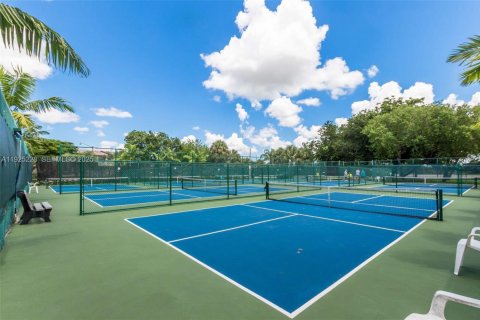 Condo in Pembroke Pines, Florida, 1 bedroom № 1985680 - photo 4