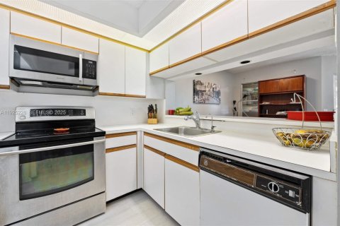 Condo in Pembroke Pines, Florida, 1 bedroom № 1985680 - photo 17