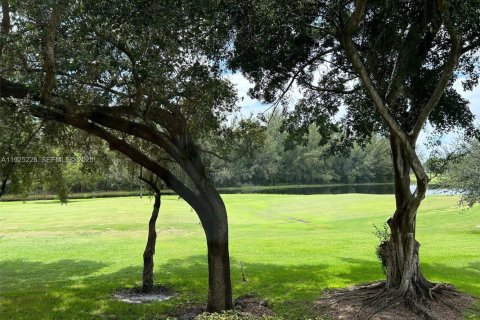 Condo in Pembroke Pines, Florida, 1 bedroom № 1985680 - photo 1