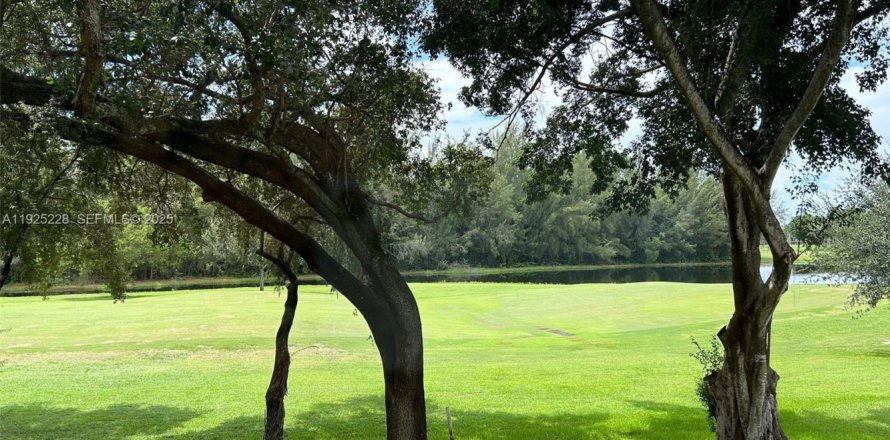 Condo in Pembroke Pines, Florida, 1 bedroom № 1985680