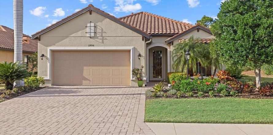 House in Bradenton, Florida 3 bedrooms, 211.35 sq.m. № 1556831