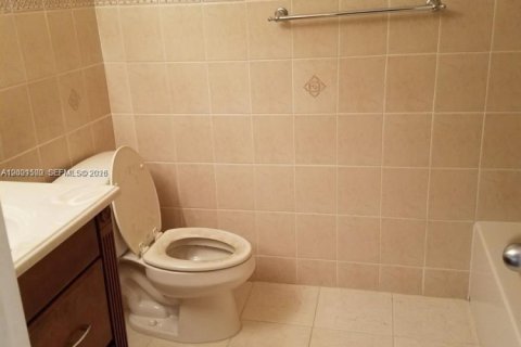 Снять в аренду таунхаус в Холливуд, Флорида 4 спальни, 155.15м2, № 2065652 - фото 17