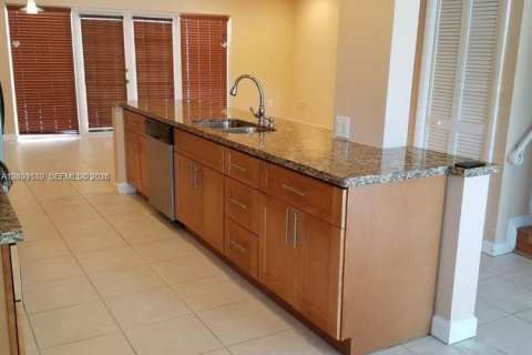 Снять в аренду таунхаус в Холливуд, Флорида 4 спальни, 155.15м2, № 2065652 - фото 2