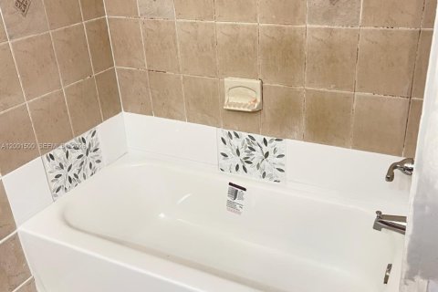 Снять в аренду таунхаус в Холливуд, Флорида 4 спальни, 155.15м2, № 2065652 - фото 18