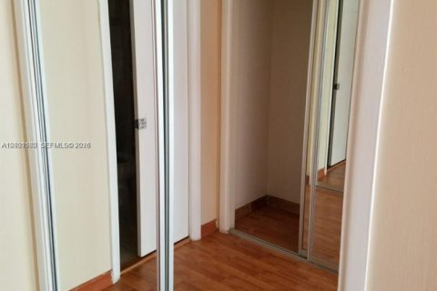 Снять в аренду таунхаус в Холливуд, Флорида 4 спальни, 155.15м2, № 2065652 - фото 16