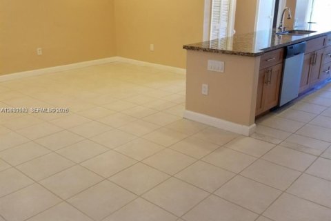 Снять в аренду таунхаус в Холливуд, Флорида 4 спальни, 155.15м2, № 2065652 - фото 4