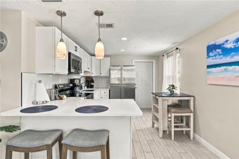 Villa ou maison à louer à Bradenton, Floride: 4 chambres, 140.47 m2 № 2388181 - photo 12