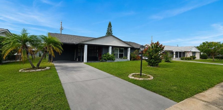House in Sun City Center, Florida 3 bedrooms, 124.86 sq.m. № 2224935