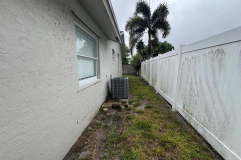 Villa ou maison à vendre à West Palm Beach, Floride: 5 chambres, 180.6 m2 № 2089480 - photo 4