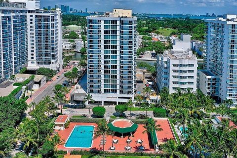 Condominio en Miami Beach, Florida, 2 dormitorios № 2031391