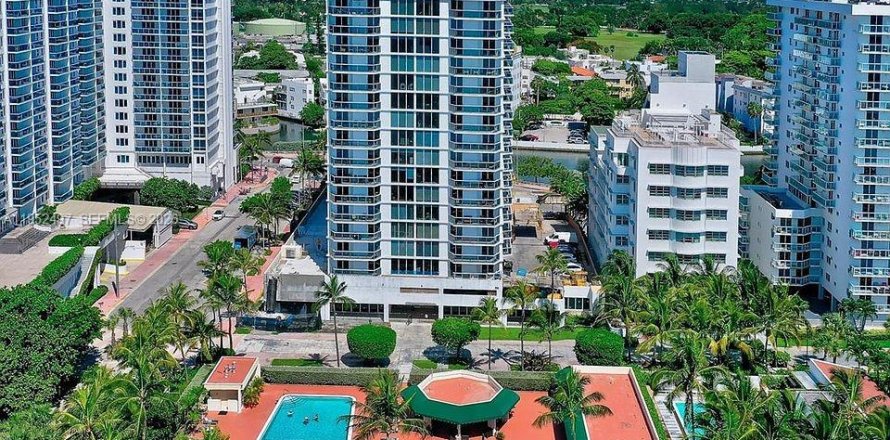 Condominio en Miami Beach, Florida, 2 dormitorios  № 2031391