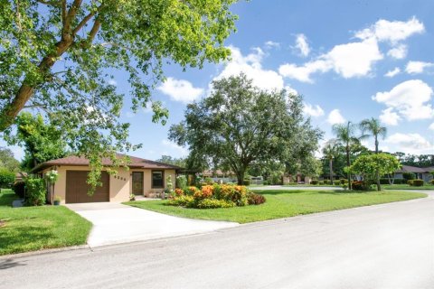 House in Bradenton, Florida 2 bedrooms, 135.82 sq.m. № 2152075