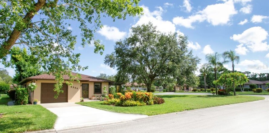 House in Bradenton, Florida 2 bedrooms, 135.82 sq.m. № 2152075