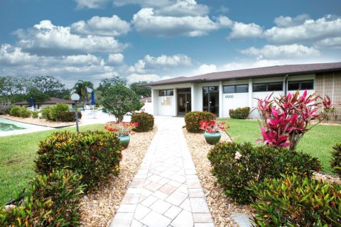 House in Bradenton, Florida 2 bedrooms, 135.82 sq.m. № 2152075 - photo 16