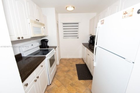 Condo in Sunny Isles Beach, Florida, 1 bedroom  № 2082750 - photo 23