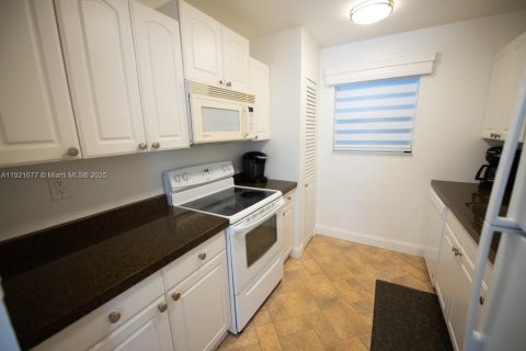 Condo in Sunny Isles Beach, Florida, 1 bedroom  № 2082750 - photo 24