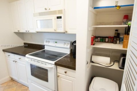 Condo in Sunny Isles Beach, Florida, 1 bedroom  № 2082750 - photo 25