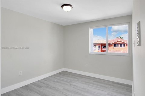 Villa ou maison à vendre à Hialeah, Floride: 5 chambres, 267.65 m2 № 1949060 - photo 28