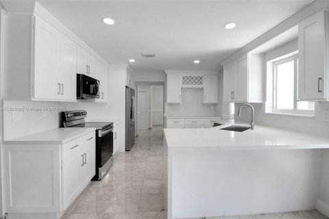 Villa ou maison à vendre à Hialeah, Floride: 5 chambres, 267.65 m2 № 1949060 - photo 3