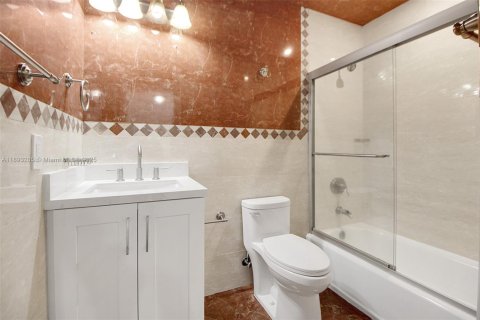 Villa ou maison à vendre à Hialeah, Floride: 5 chambres, 267.65 m2 № 1949060 - photo 26