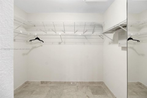 Villa ou maison à vendre à Hialeah, Floride: 5 chambres, 267.65 m2 № 1949060 - photo 25