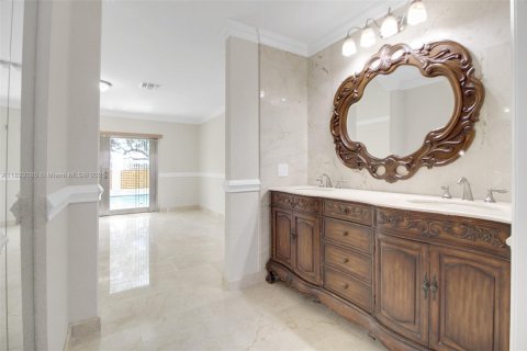 Villa ou maison à vendre à Hialeah, Floride: 5 chambres, 267.65 m2 № 1949060 - photo 24