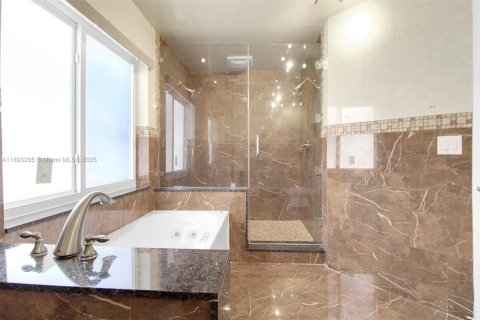 Villa ou maison à vendre à Hialeah, Floride: 5 chambres, 267.65 m2 № 1949060 - photo 23