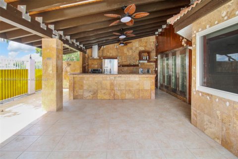 Villa ou maison à vendre à Hialeah, Floride: 5 chambres, 267.65 m2 № 1949060 - photo 4