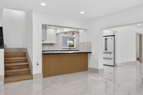 House in Miami, Florida 6 bedrooms, 389.17 sq.m. № 1921177 - photo 21