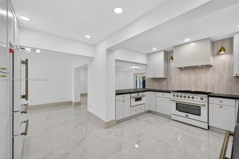 House in Miami, Florida 6 bedrooms, 389.17 sq.m. № 1921177 - photo 18