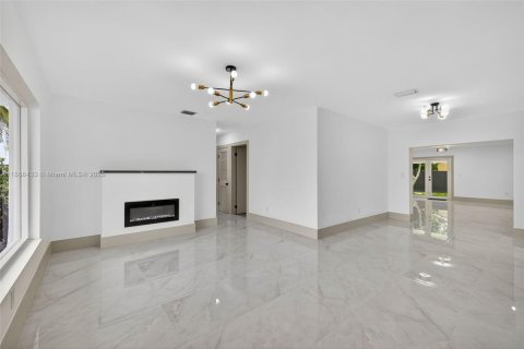 House in Miami, Florida 6 bedrooms, 389.17 sq.m. № 1921177 - photo 4
