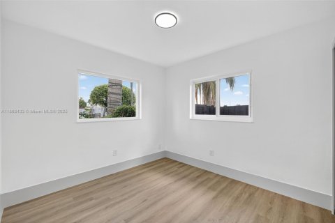 House in Miami, Florida 6 bedrooms, 389.17 sq.m. № 1921177 - photo 30