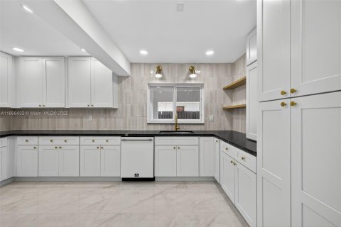 House in Miami, Florida 6 bedrooms, 389.17 sq.m. № 1921177 - photo 15