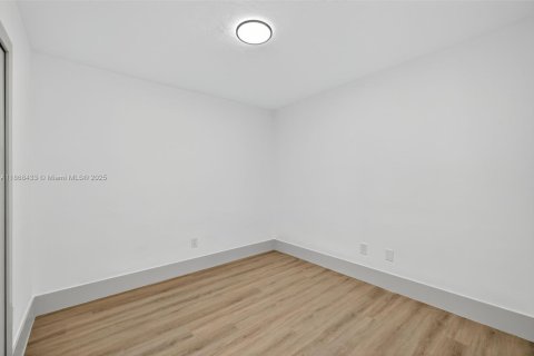 House in Miami, Florida 6 bedrooms, 389.17 sq.m. № 1921177 - photo 27