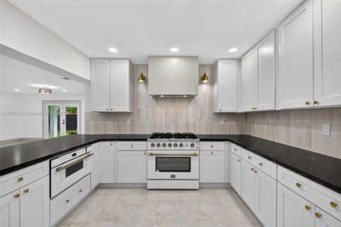 House in Miami, Florida 6 bedrooms, 389.17 sq.m. № 1921177 - photo 17