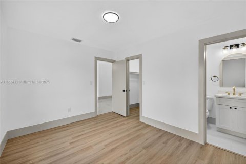 House in Miami, Florida 6 bedrooms, 389.17 sq.m. № 1921177 - photo 9