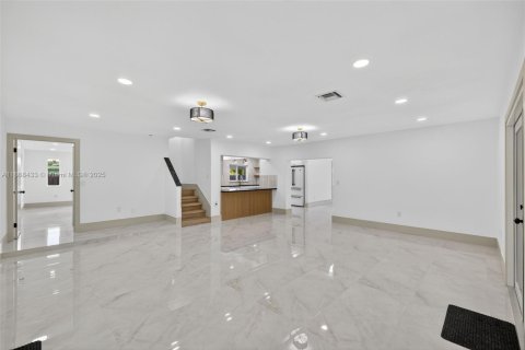 House in Miami, Florida 6 bedrooms, 389.17 sq.m. № 1921177 - photo 25