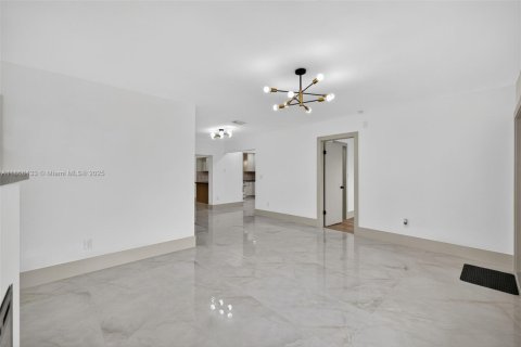 House in Miami, Florida 6 bedrooms, 389.17 sq.m. № 1921177 - photo 6