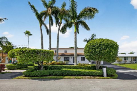 House in Miami, Florida 6 bedrooms, 389.17 sq.m. № 1921177 - photo 1