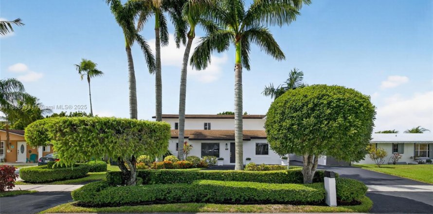 House in Miami, Florida 6 bedrooms, 389.17 sq.m. № 1921177